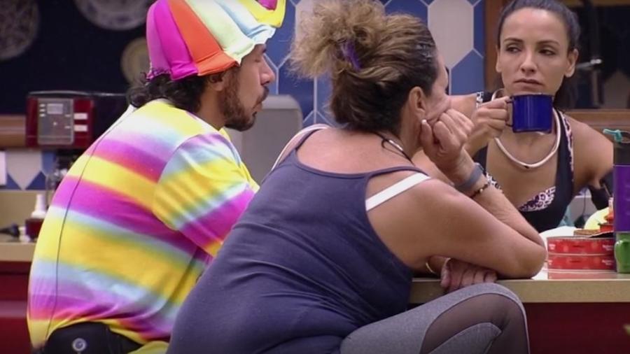 Rômulo, Ieda e Emilly analisam tática de Emilly no jogo - Reprodução/TVGlobo