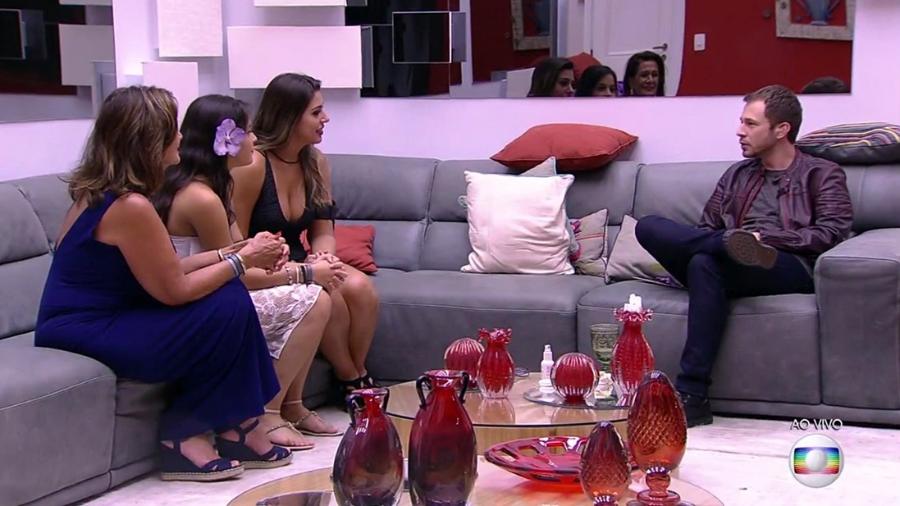 As finalistas ouvem Leifert anunciar falar sobre o "BBB17" - Reprodução/TV Globo