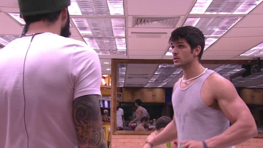 Lucas conversa com Wagner na cozinha da casa - Reprodução/Globo