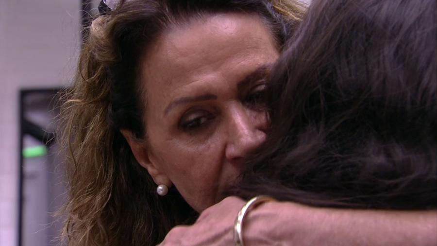 Ieda e Emilly se abraçam após DR - Reprodução/TV Globo