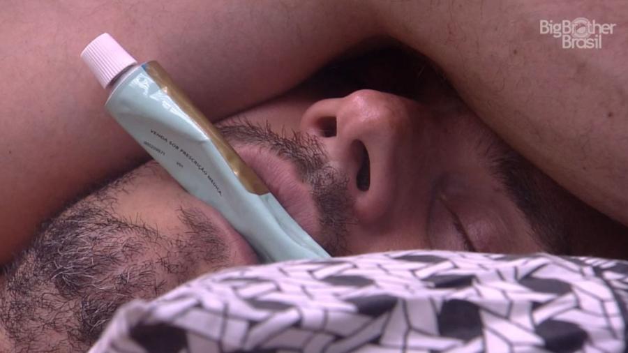 Marcos dorme e ronca com tubo de pomada na boca - Reprodução/TV Globo