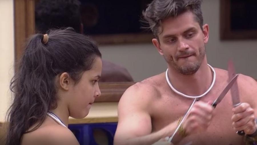 Emilly e Marcos: armados contra os inimigos - Reprodução/TVGlobo