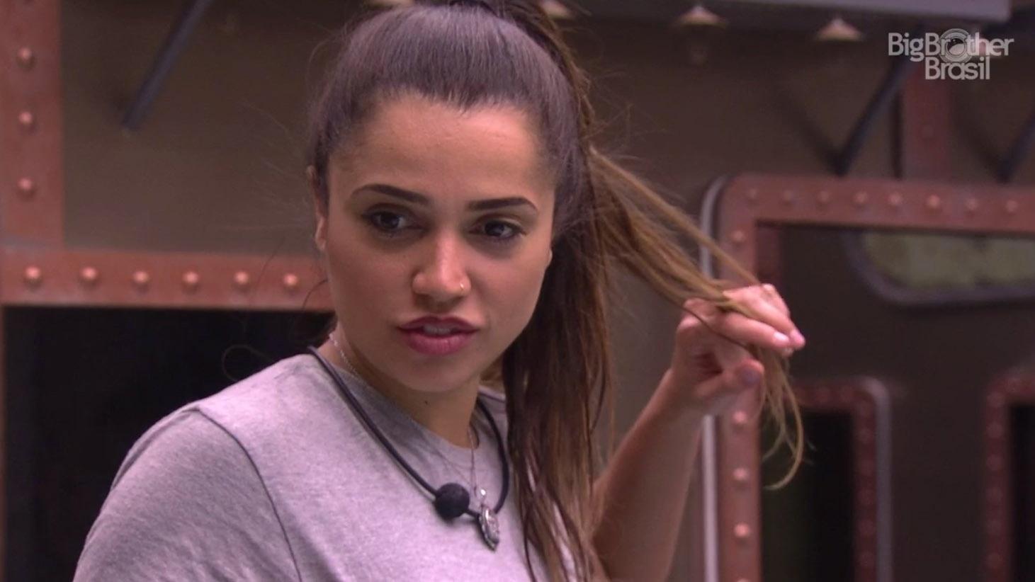 Paula dá risada com brothers - Reprodução/Globoplay