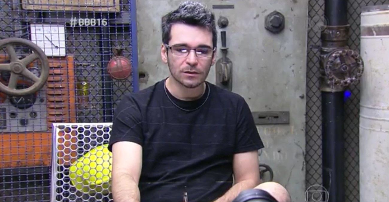 5.fev.2016 - "Estou desistindo do programa "BBB16" devido a motivos de saúde do meu pai, que está em estado grave em Natal. Eu realmente não posso dar as costas a isso. Ele é meu pai, eu preciso estar do lado dele. Ele pode ir embora e eu preciso vê-lo", disse Alan no confessionário, no momento em que avisou a produção do programa sobre sua desistência - Reprodução/TV Globo