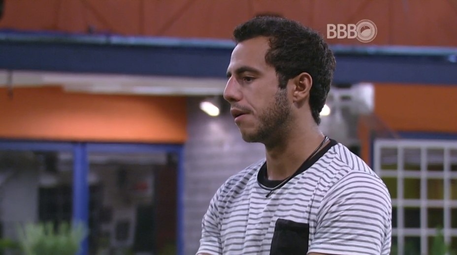 18.mar.2016 - Matheus tenta convencer Ronan a trocar figurinhas com ele: "Você está fazendo jogo comigo. E sabe que um precisa do outro" - Reprodução/TV Globo