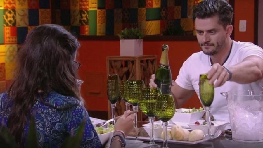 Marcos serve champanhe a Emilly em almoço do anjo - Reprodução/TVGlobo