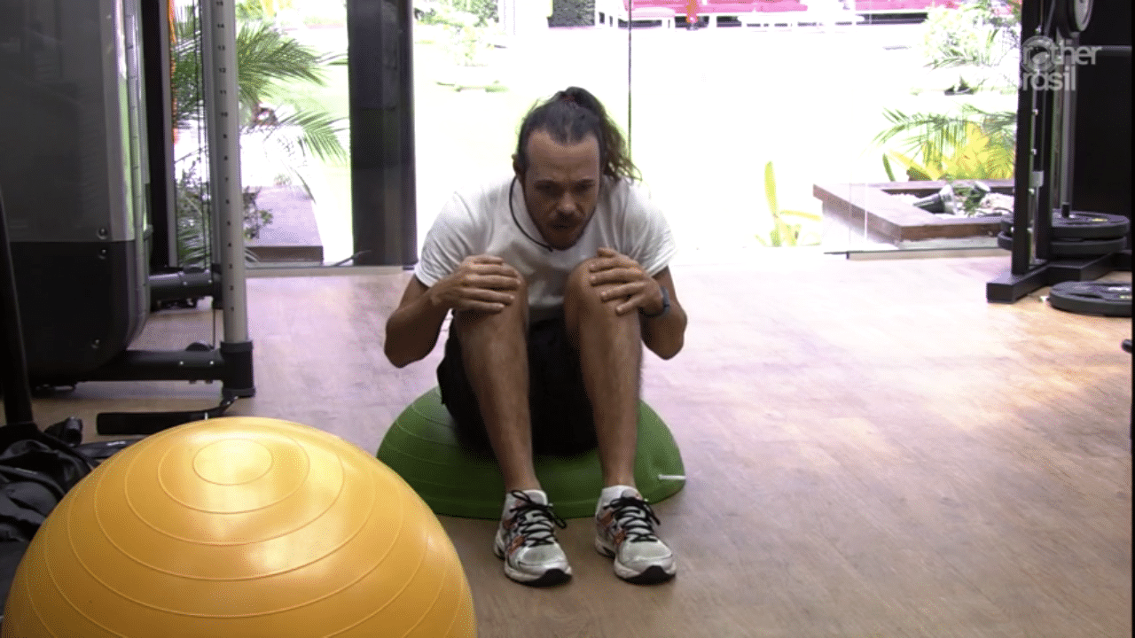 17.fev.2016 - Tamiel chega na academia para fazer companhia para Adéllia na malhação - Reprodução/TV Globo