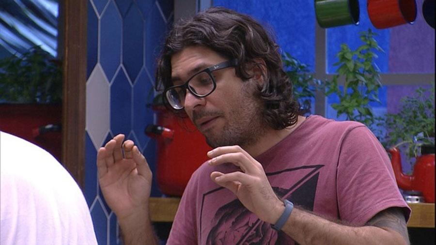 Ilmar conversa com Marcos momentos antes de quebra-pau com Emilly - Reprodução/TVGlobo