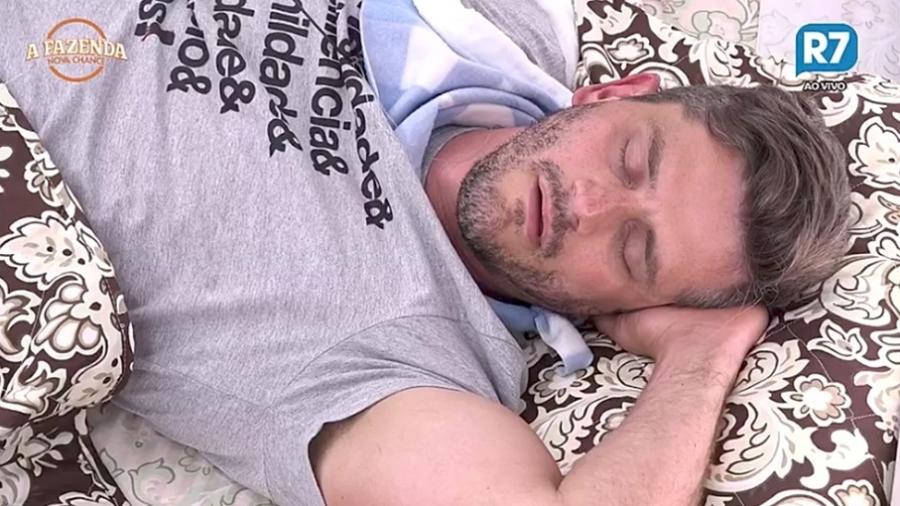 Marcos Harter dorme durante reality show "A Fazenda 9" - Reprodução/R7