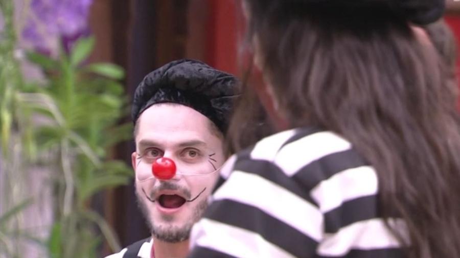 Marcos e Emilly se fantasiam de mímicos para castigo do monstro - Reprodução/TVGlobo