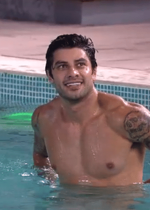 11.mar.2016 - Renan curte a piscina com Matheus, enquanto brothers conversam na área externa - Reprodução/TV Globo - Reprodução/TV Globo