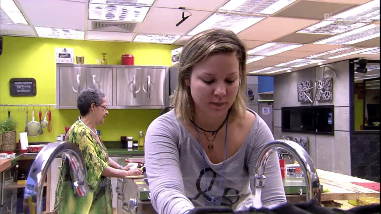 10.fev.2016 - Maria Claudia pergunta para Geralda onde Ana Paula deve estar após ser "eliminada" do "BBB16" - Reprodução/TV Globo