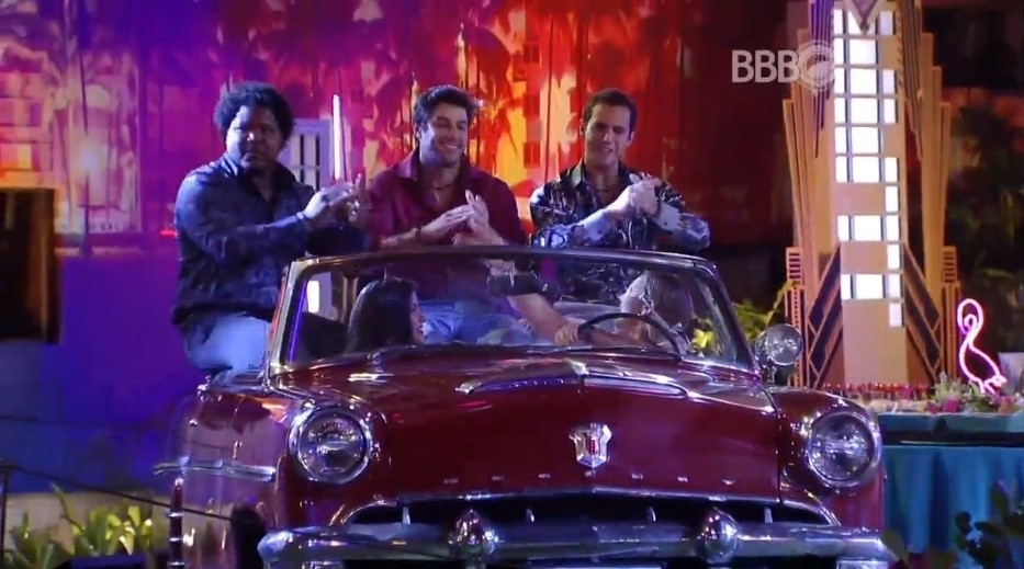 11.mar.2016 - Cacau e Pequi se divertiram com Ronan, Matheus e Renan em um carro antigo que decorava a festa - Reprodução/TV Globo
