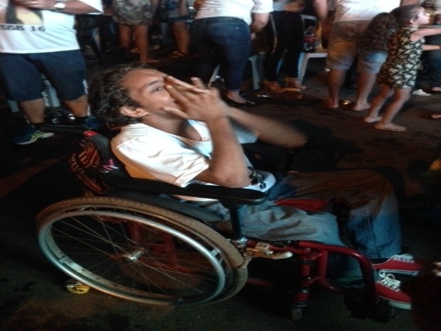 5.abr.2016 - Kaio Almeida, presidente de um dos fãs-clubes de Munik, acompanha a final do "BBB16" - Matheus Monteiro /Colaboração para o UOL