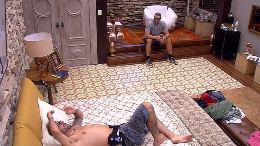 Ilmar revela sua apreensão a Daniel sobre mistérios das pulseiras - Reprodução/TVGlobo