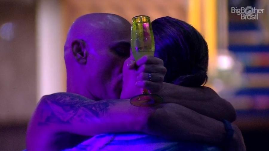 Ayrton e Eva se beijam em comemoração na área externa - Reprodução/GloboPlay