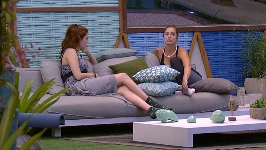 Ana Clara e Jéssica conversam sobre o jogo na área externa da casa do "BBB18" - Reprodução/GloboPlay