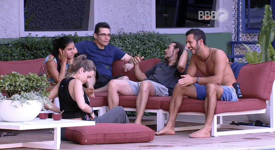 23.jan.16 - Matheus conversa com Ana Paula, Munik, Alan e Tamiel no lounge da piscina do "BBB16" - Reprodução/ TV Globo