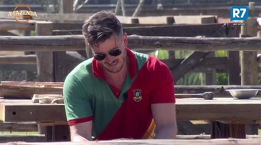 Marcos Harter tenta construir mesa na área externa de "A Fazenda 9 " - Reprodução/R7