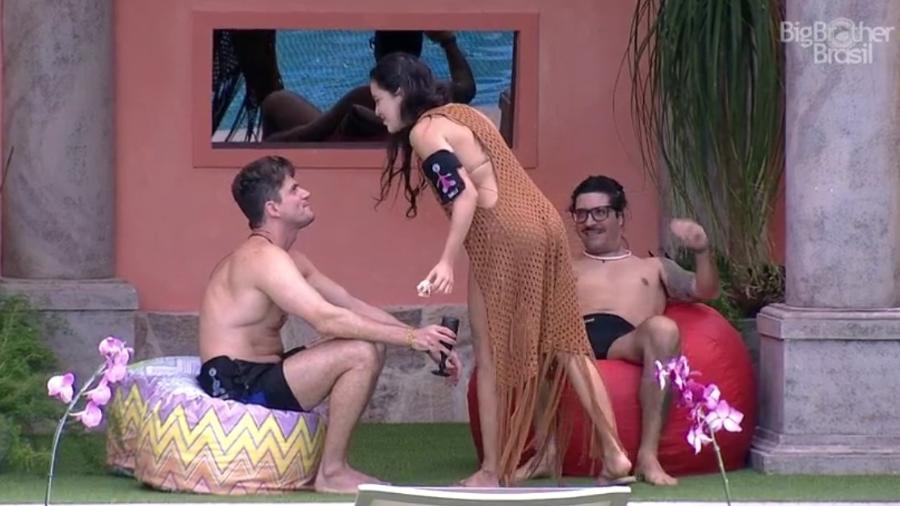 Brothers desconfiam de presença de Elettra no "BBB17" - Reprodução/ TV Globo