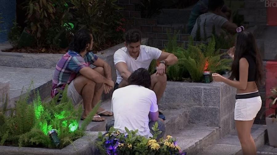 Rômulo, Marcos, Emilly e Ilmar conversam - Reprodução/TV Globo