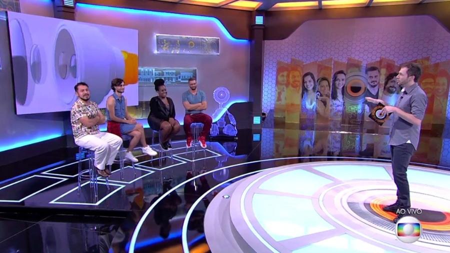Tiago Leifert apresenta o jogo da discórdia com os ex-participantes Rômulo, Pedro, Roberta e Daniel - Reprodução/Tv Globo