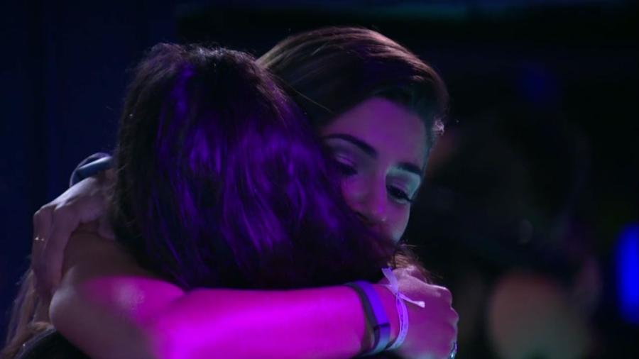 Vivian e Emilly se abraçam durante festa Emoções - Reprodução/TV Globo