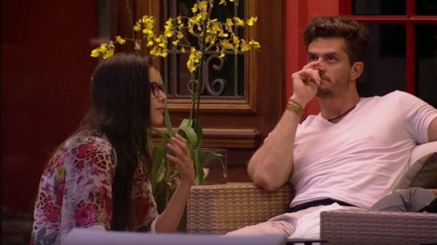 Marcos e Emilly na varanda - Reprodução/TV Globo