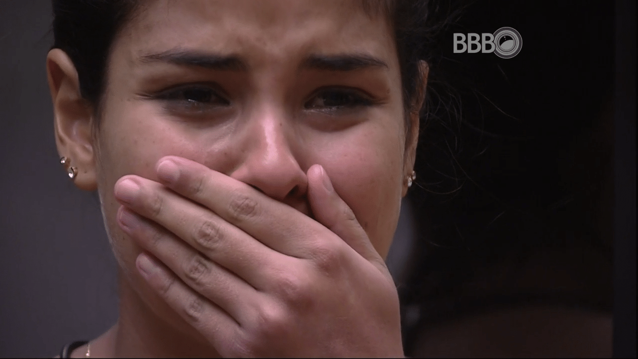 3.mar.2016 - Munik se emociona ao ver mensagem surpresa da família no "BBB16" - undefined
