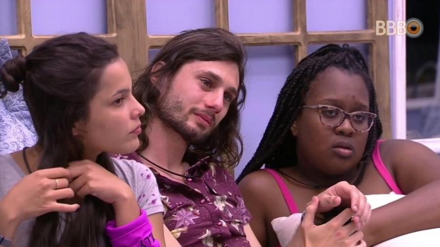 26.jan.17 - Pedro se emociona com as histórias contadas por Emilly - Reprodução/TV Globo