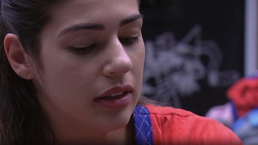 Vivian não confia na aproximação de Emilly - Reprodução/TV Globo