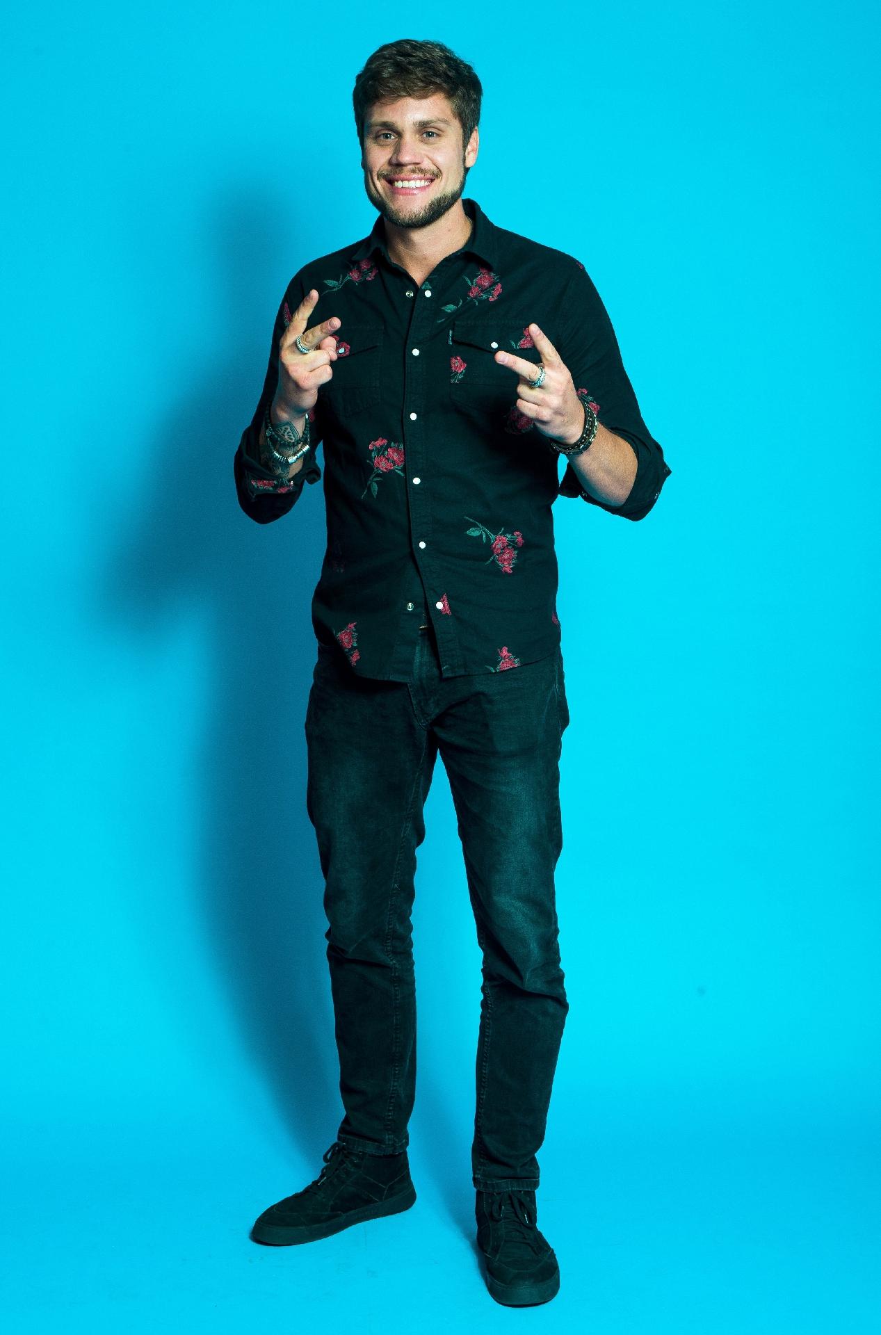 Breno usa camisa estampada para conferir a final do "BBB 18" - Raquel Cunha/Globo