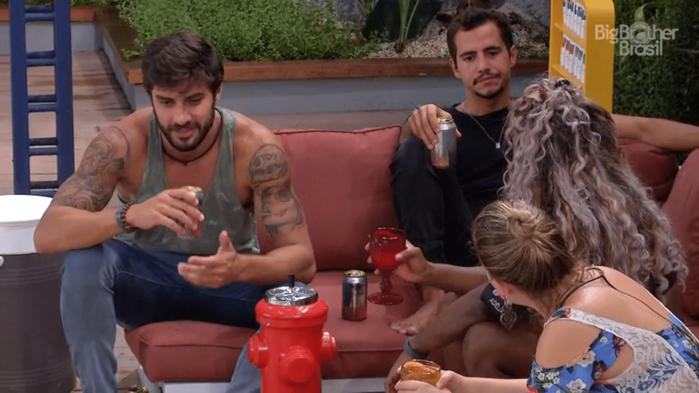 7.mar.2016 -  Brothers se surpreendem com votos de Geralda na votação deste domingo. "Fiquei de cara com a Gê", disse Matheus - Reprodução/TV Globo