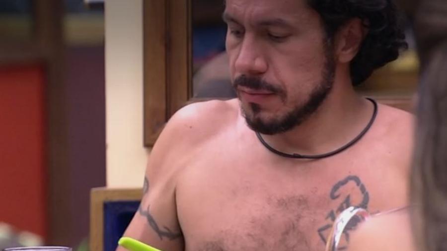 Rômulo almoça com brothers na cozinha - Reprodução/TV Globo