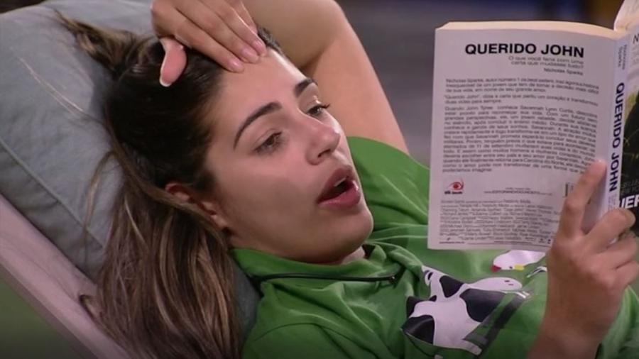 Leitura de romance faz Vivian sentir falta de Manoel - Reprodução/TVGlobo