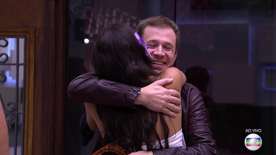 Leifert abraça a sister Emilly dentro da casa do "BBB17" - Reprodução/TV Globo