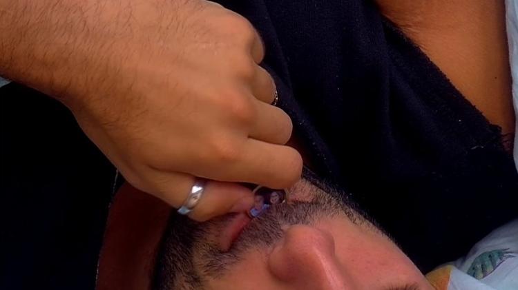 Kaysar beija fotos - Reprodução/GloboPlay - Reprodução/GloboPlay