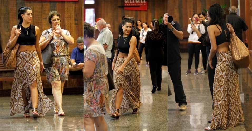 01.mar.2016 - Sentindo o gostinho dos 15 minutos de fama após deixar a casa do "Big Brother Brasil, Juliana Dias foi fotografada passeando em um shopping carioca na tarde desta terça-feira no Rio de Janeiro. Reconhecida por fãs do programa, a bailarina foi parada por algumas pessoas para tirar selfies e parecia feliz com o momento "famosa" - Marcos Ferreira /Brazil News