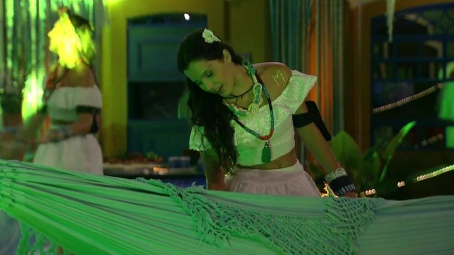 Emilly tentar acordar Marcos durante a festa - Reprodução/ TV Globo