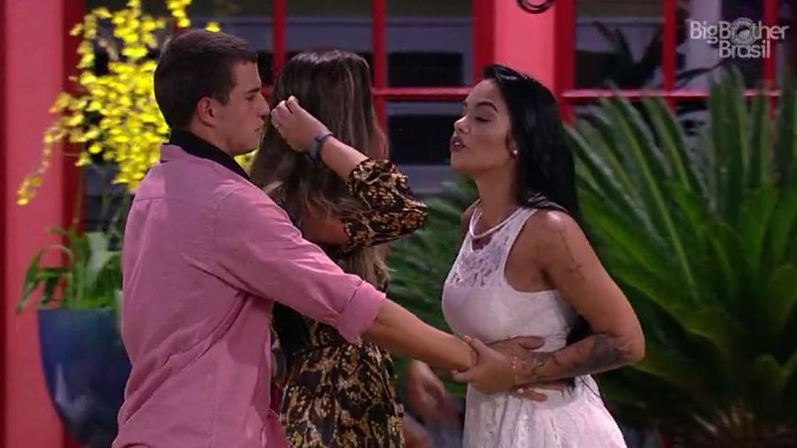 Mayara vai pra cima de Emilly e é contida por Manoel - Reprodução/TV Globo