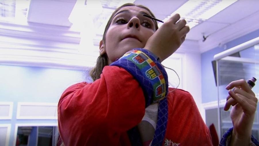 Vivian se maquia enquanto houve queixas de Manoel - Reprodução/TVGlobo