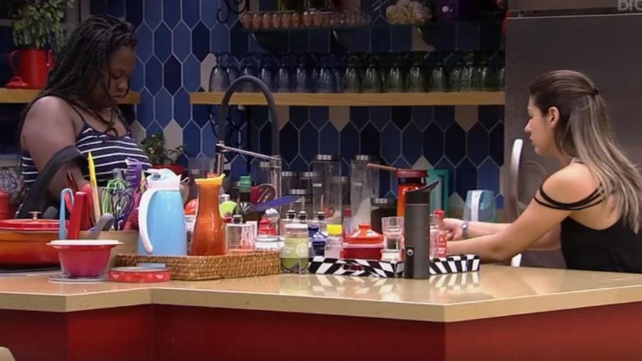 Roberta e Vivian conversam sobre jogo - Reprodução/TV Globo