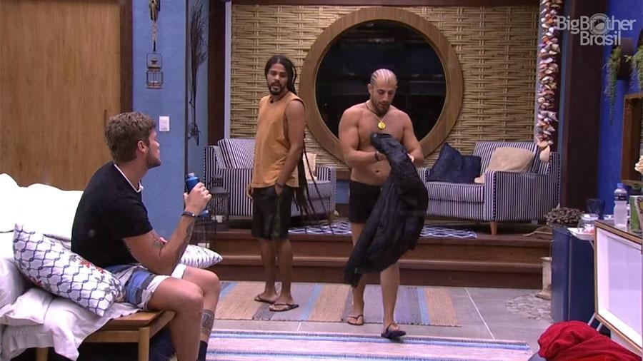 Kaysar conversa com brothers sobre o confinamento - Reprodução/GloboPlay