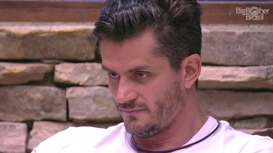 Marcos acredita que Vivian e Emilly podem vencer o "BBB17" - Reprodução/Gshow