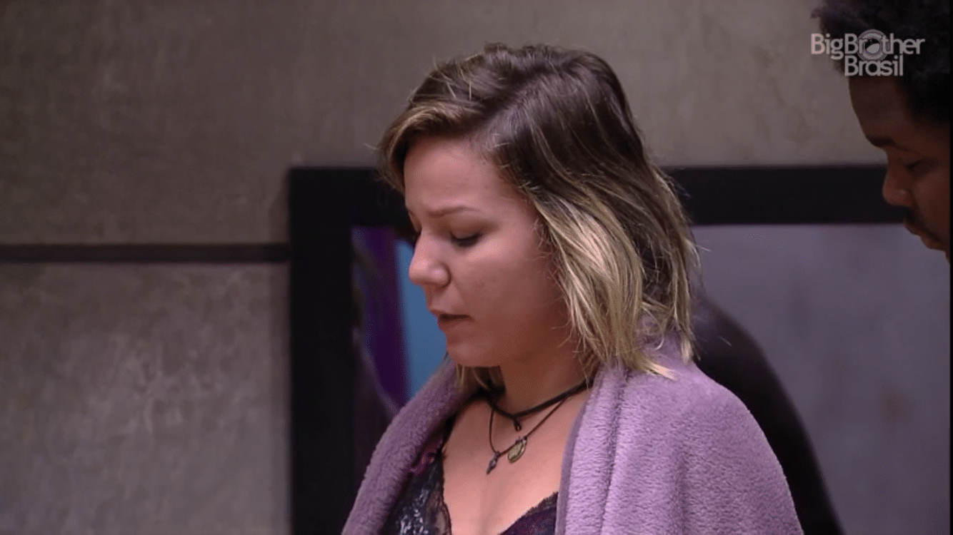 29.mar.2016 - Maria Claudia lê o recado da produção - Reprodução/TV Globo