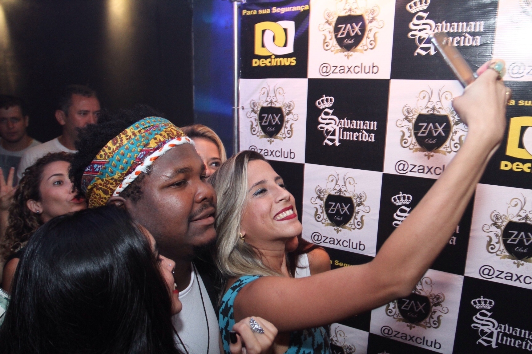 6.abr.2016 - Ronan posa para fotos - AgNews