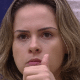 10.fev.2016 - Ana Paula faz comentários ao assistir os brothers pela TV, no esconderijo do "BBB16" - Reprodução/TV Globo