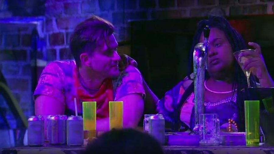 Marcos pede ajuda a Roberta para conquistar Emilly - Reprodução/TVGlobo