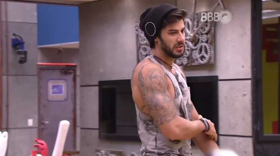 1.mar.2016 - Renan conta sonho para Ronan, no "BBB16" - Reprodução/TV Globo