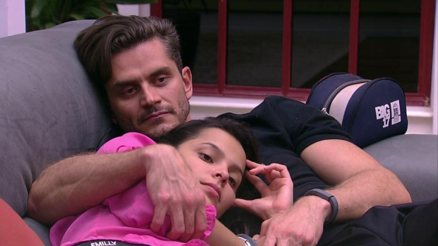 Marcos e Emilly ficam abraçados enquanto conversam sobre paredão - reprodução/TV Globo